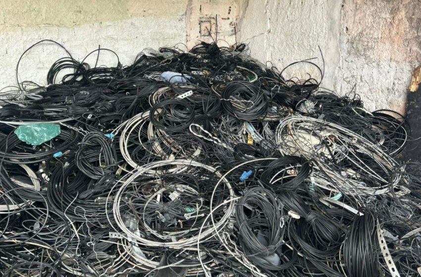 Prefeitura de Maceió retira mais de 100 toneladas de fios obsoletos dos postes da capital
