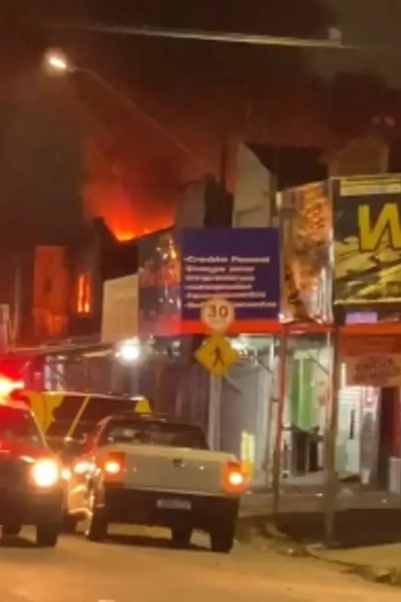 Incêndio destrói loja de peças no Centro de Maceió