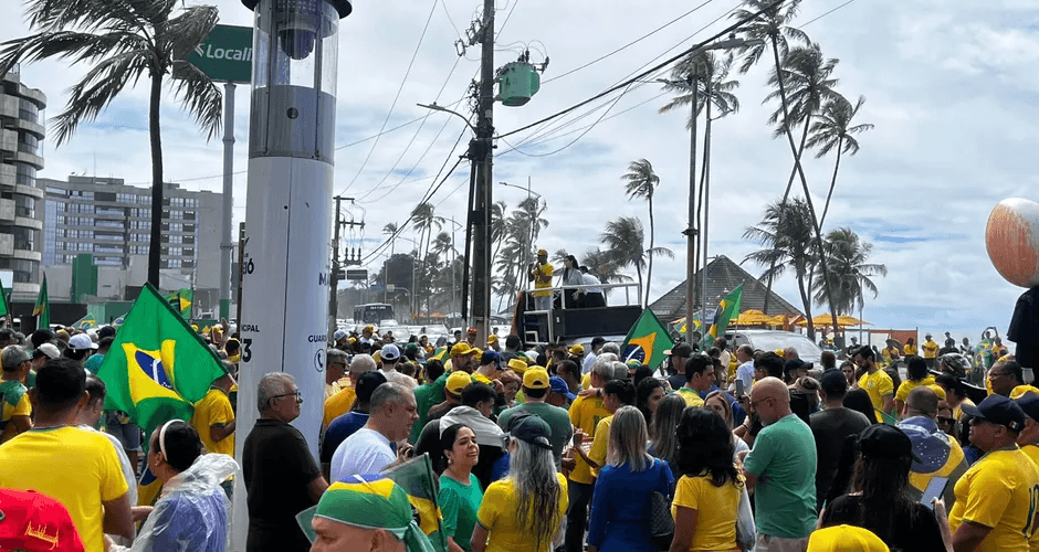 Manifestantes enfrentam chuva em ato na orla de Maceió pedindo impeachment de Lula e anistia a presos do 8 de janeiro