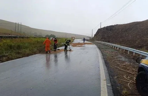 Caminhão tomba e espalha carga de frutas na BR-101, em Alagoas