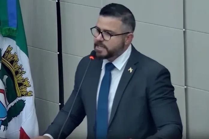 Thiago Prado e Leonardo Dias elevam tom em sessão da Câmara de Maceió: "Medroso"
