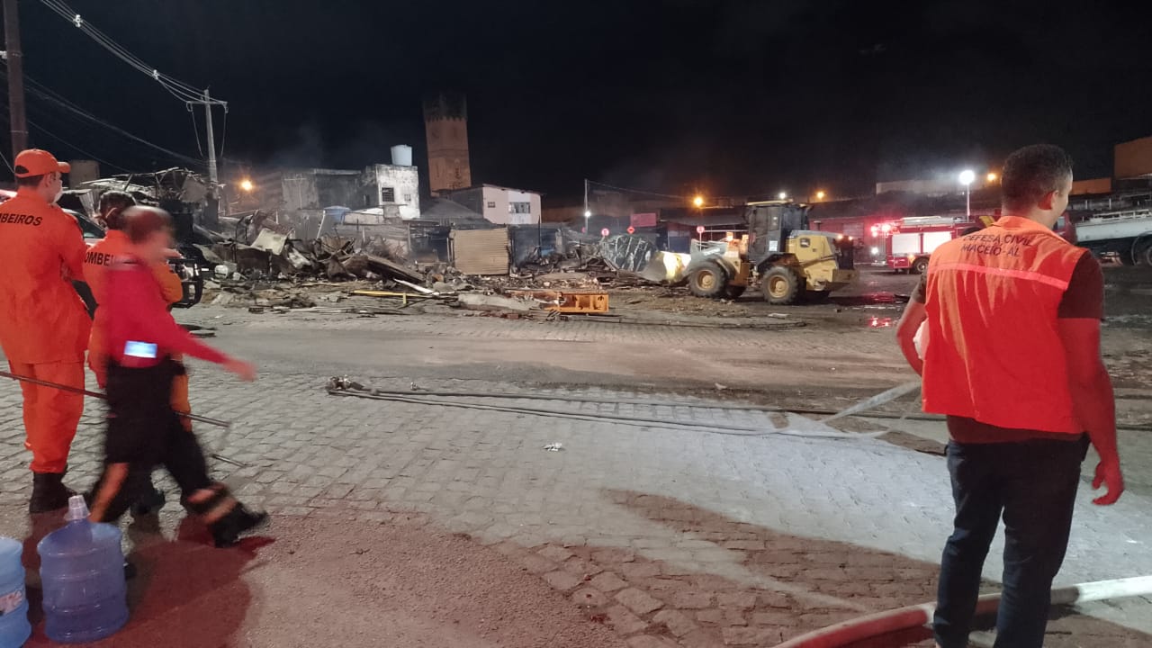 Incêndio de grandes proporções destrói cerca de 50 barracas no Mercado da Produção, em Maceió