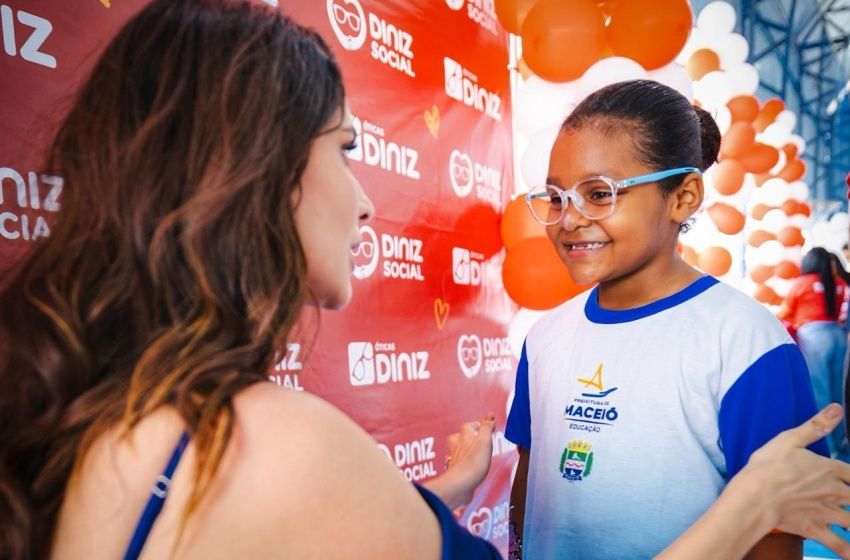 Prefeitura de Maceió entrega óculos de grau para alunos da rede municipal