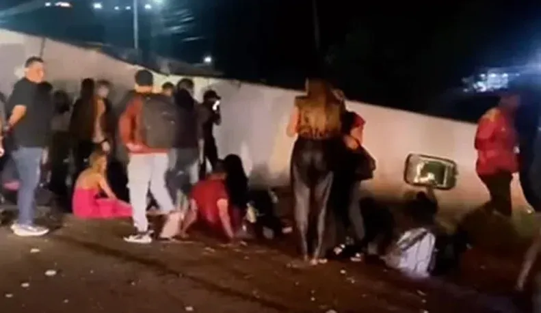 Ônibus tomba e colide com carreta na BR-232 em Vitória de Santo Antão; 16 pessoas ficam feridas