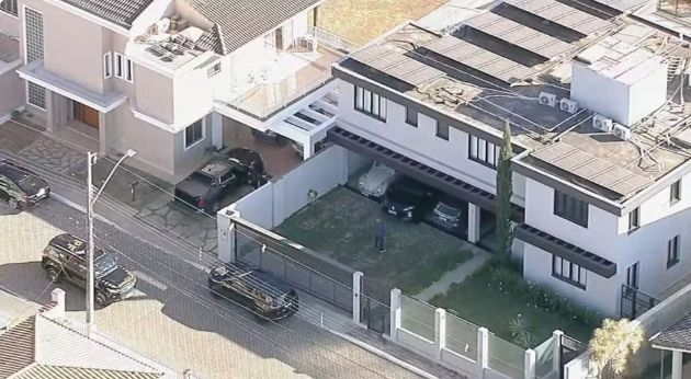 PF encontra US$ 14 mil na casa de Bolsonaro; defesa diz que celular do ex-presidente foi apreendido