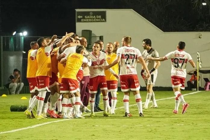 CRB vence o Goiás de virada e quebra tabu histórico na Série B
