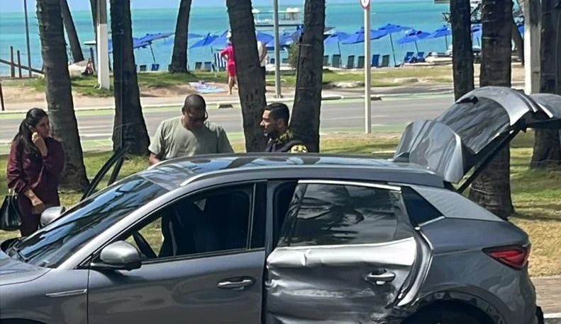 VÍDEO: Colisão entre dois veículos deixa vítima presa dentro de carro na Avenida Silvio Viana, em Maceió