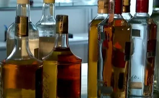 Vigilância Sanitária apreende cachaça suspeita de intoxicação por metanol em Maceió