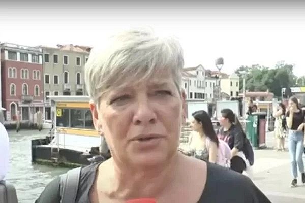 Italiana por trás do meme 'Attenzione, pickpocket' é roubada pelos batedores de carteira