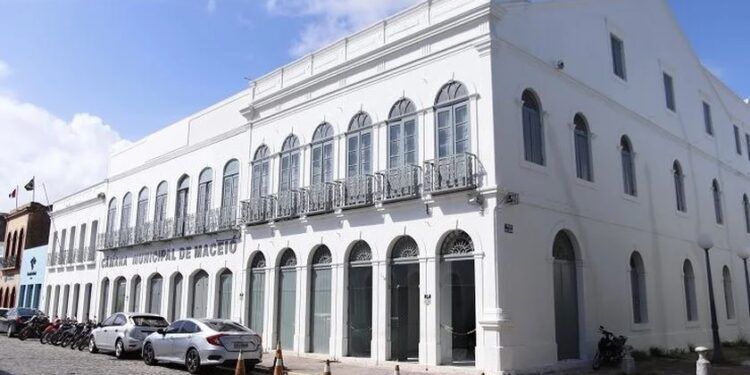 Câmara de Maceió retoma sessões remotas por atraso em reforma