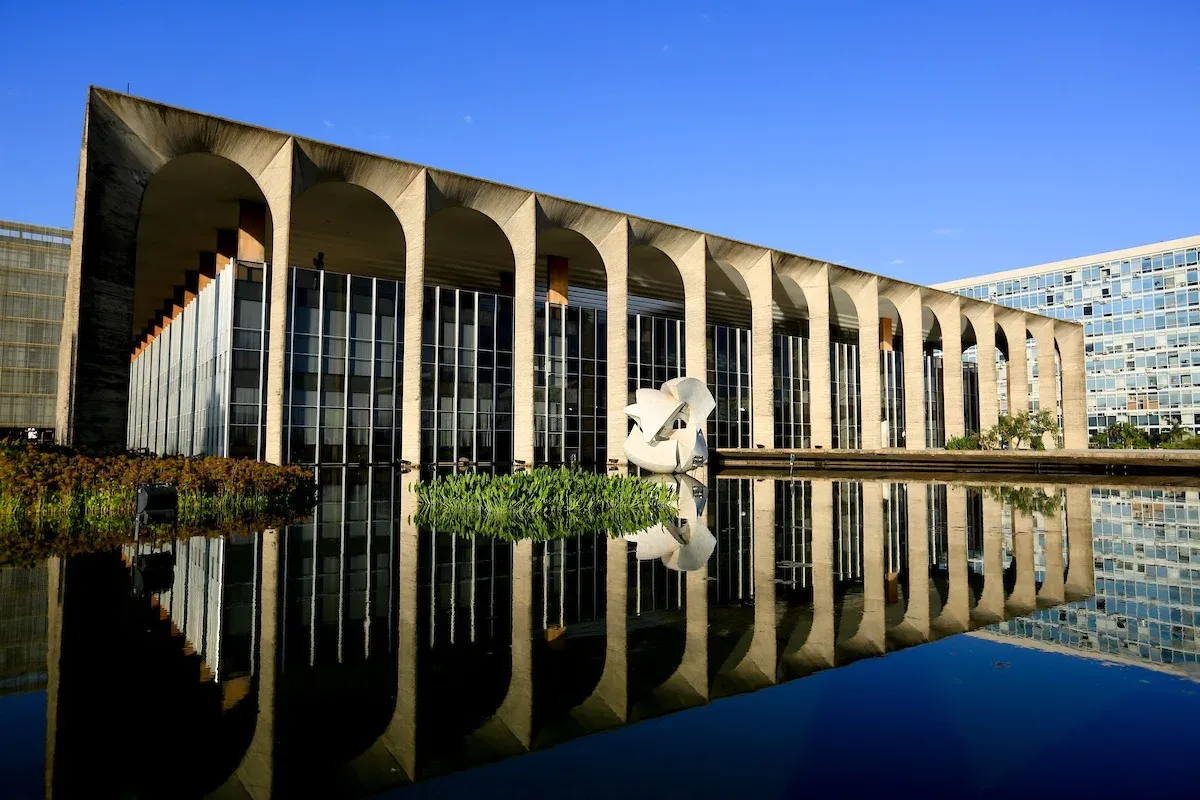 Diplomatas receberam mais de R$ 411 milhões de auxílio-moradia em 2024