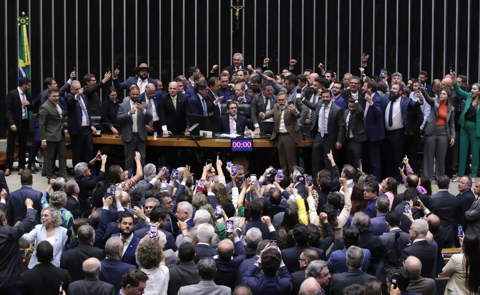 Oposição diz ter maioria com 41 senadores a favor do impeachment de Moraes