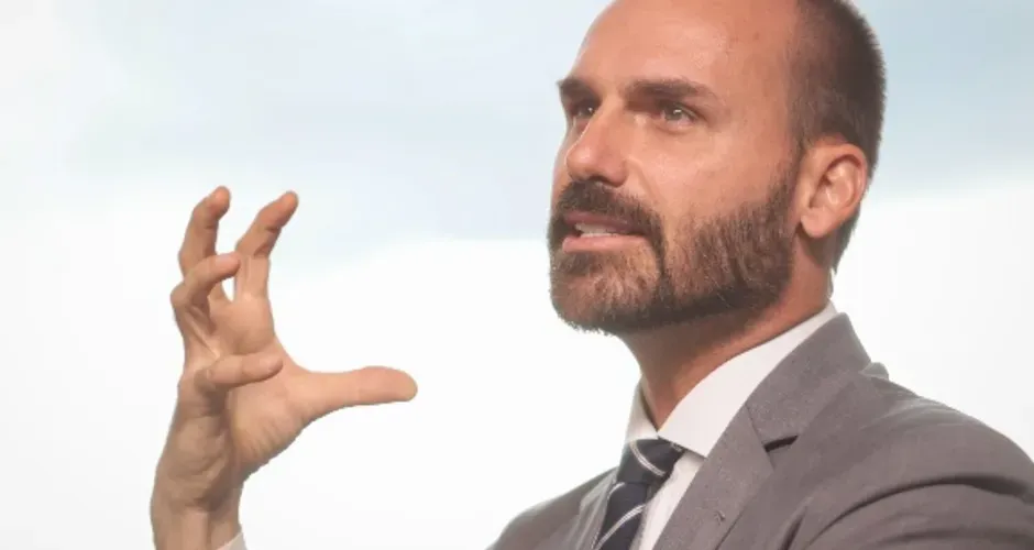Moraes determina que Bolsonaro não pode manter contato com o filho Eduardo