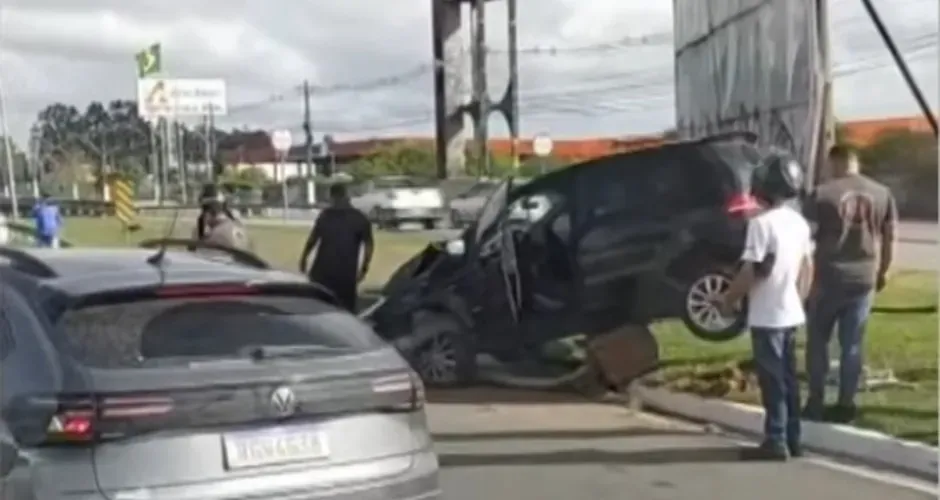 Carro fica destruído após bater em estrutura na Av. Durval de Góes Monteiro, em Maceió (AL)