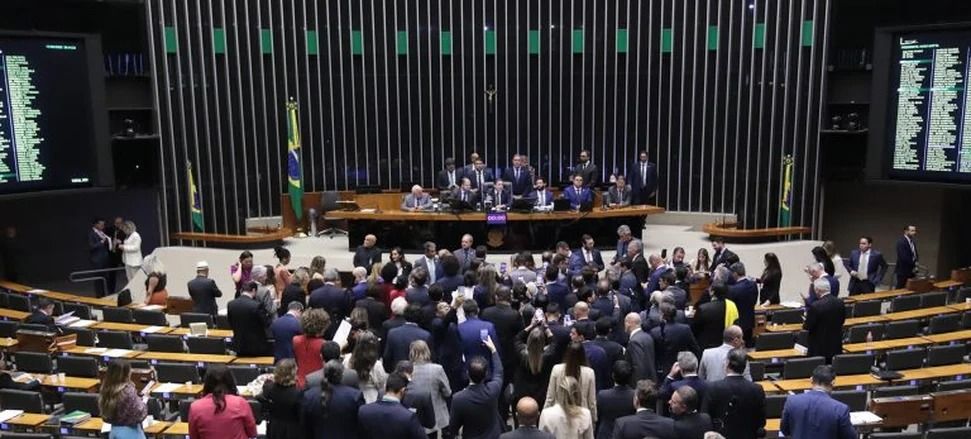 Câmara aprova urgência para projeto de anistia aos atos de 8 de janeiro; texto seguirá direto para o plenário