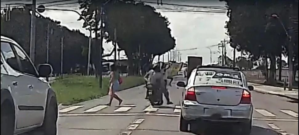 Criança e mulher são atropeladas por moto em faixa de pedestres na BR-104, em Rio Largo
