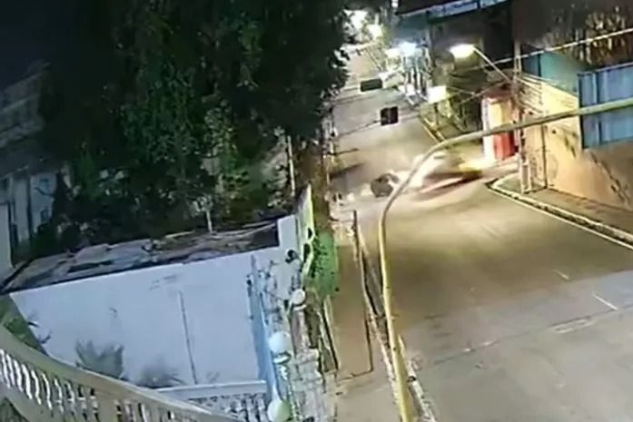 Acidente entre ambulância e carro causa transtornos no trânsito no Centro de Maceió