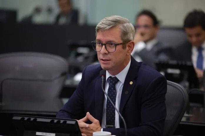 Cabo Bebeto cobra soluções da Sesau para problemas em hospital e UPAs de Alagoas
