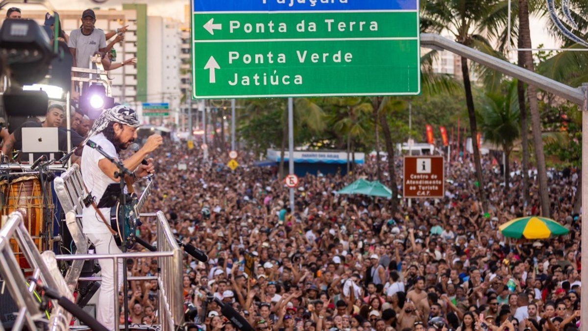 Arrastão do Bell altera trânsito na orla de Maceió no dia 1º de janeiro