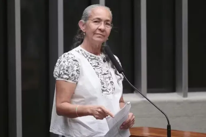 “Aos que me odeiam, se avexem não”, diz Heloísa Helena ao assumir vaga de Glauber Braga