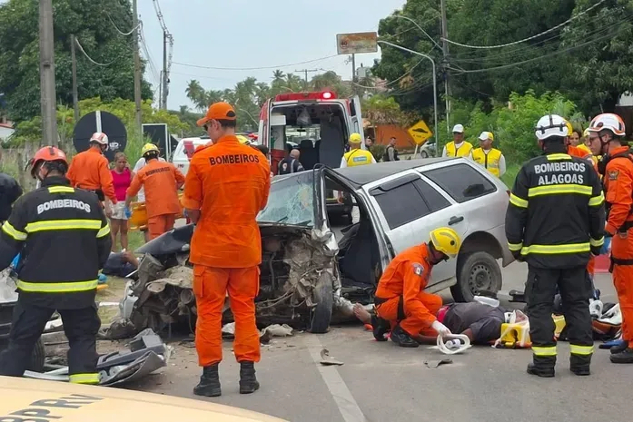 Colisão violenta na AL-101 deixa vítima presa às ferragens