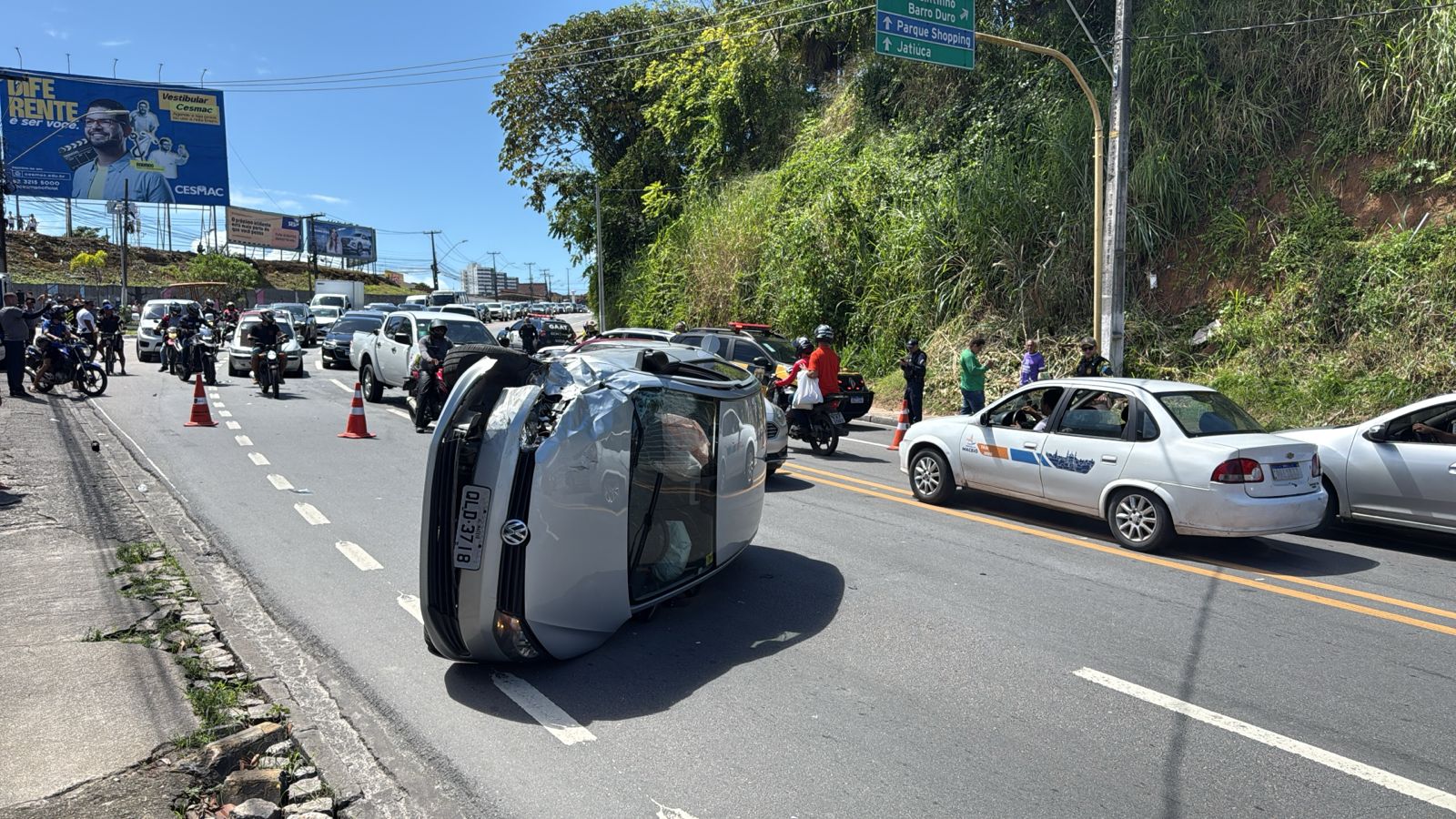 Em Maceió, acidente com carro virado deixa trânsito lento na Avenida Leste-Oeste