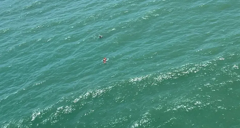 Bombeiros resgatam garoto de 12 anos que ficou à deriva no mar em Jacarecica