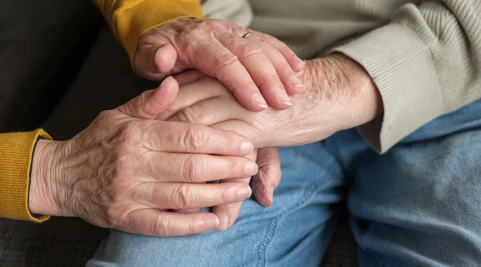 Casos de HIV e Aids em idosos acima de 70 anos aumentam em Maceió, aponta secretaria de Saúde