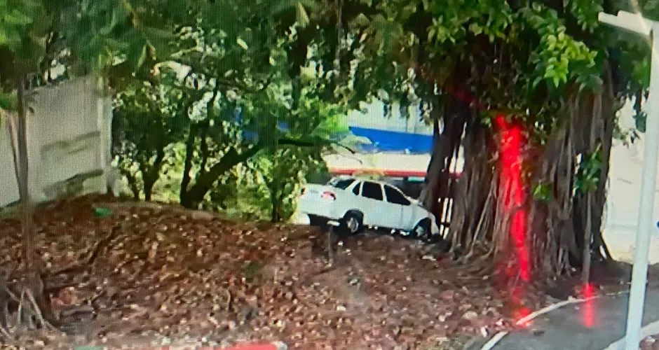 Carro colide com árvore e quase cai em ribanceira no bairro do Farol, em Maceió