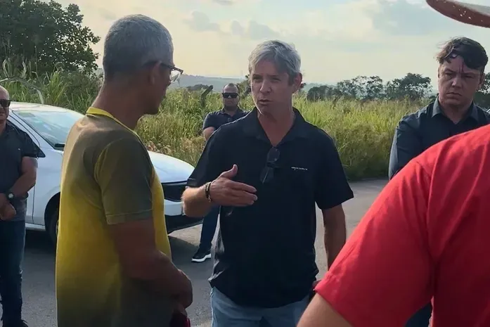 “Sou contra ladrão”: Cabo Bebeto acompanha corte de energia em acampamento do MST em Arapiraca