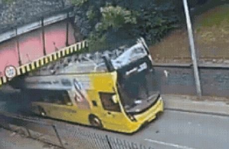 Ônibus de dois andares tem teto arrancado ao bater em ponte na Inglaterra; passageira foi arremessada e motorista preso