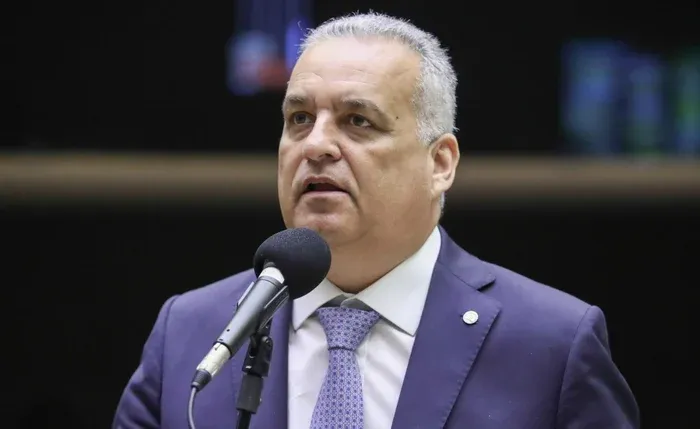 Gaspar avisa JHC que quer disputar o Senado em 2026