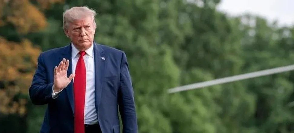 Donald Trump é visto saindo da Casa Branca e encerra especulações de óbito