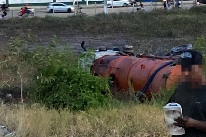 Caminhão cai de ribanceira na Rota do Mar, em Maceió