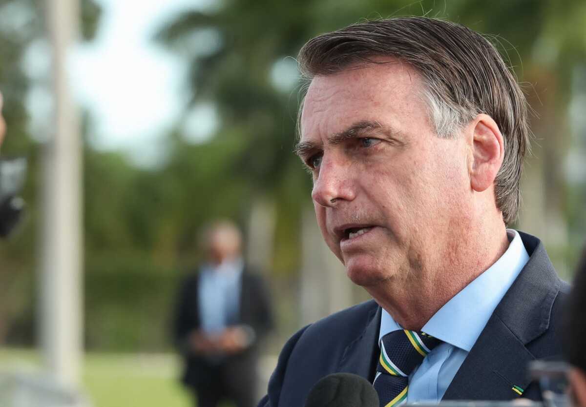 Pendrive achado em banheiro de Bolsonaro tem conteúdo irrelevante, diz PF