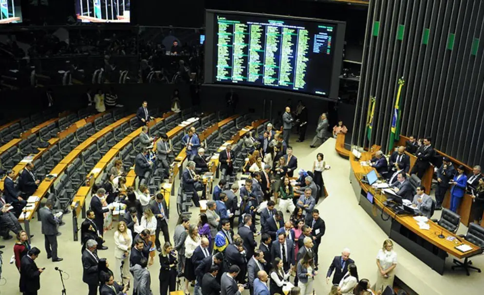 Congresso, partidos e Presidência lideram desconfiança dos brasileiros, diz pesquisa