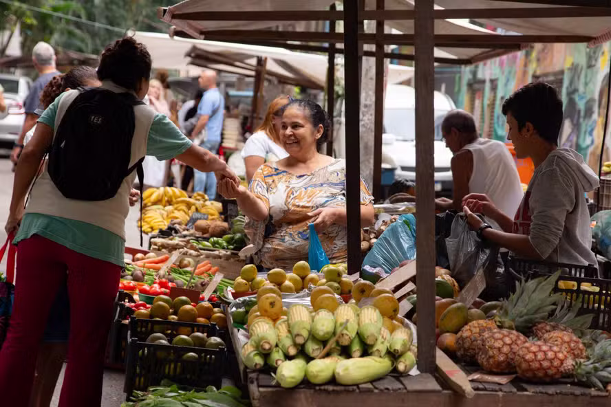 Tarifaço nos EUA já reduz preços de alimentos no Brasil