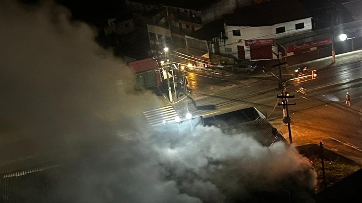 Incêndio atinge estabelecimento e provoca fumaça na Avenida Menino Marcelo em Maceió