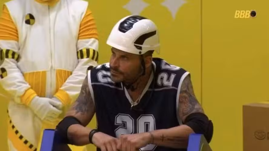 ‘BBB 26’: Henri Castelli passa mal durante prova de resistência e recebe atendimento médico