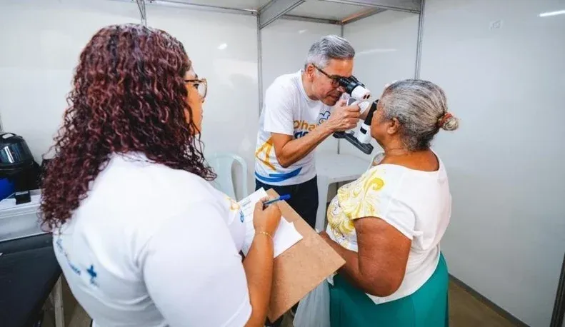Olhar da Gente realiza triagens para cirurgias de catarata na comunidade Grota do Cigano