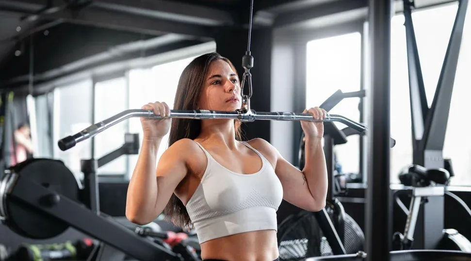 Peso ou repetição? Especialista explica o que realmente faz ganhar massa muscular