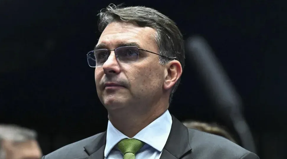 Flávio Bolsonaro admite "preço" para desistir da candidatura pode negociar votação da anistia