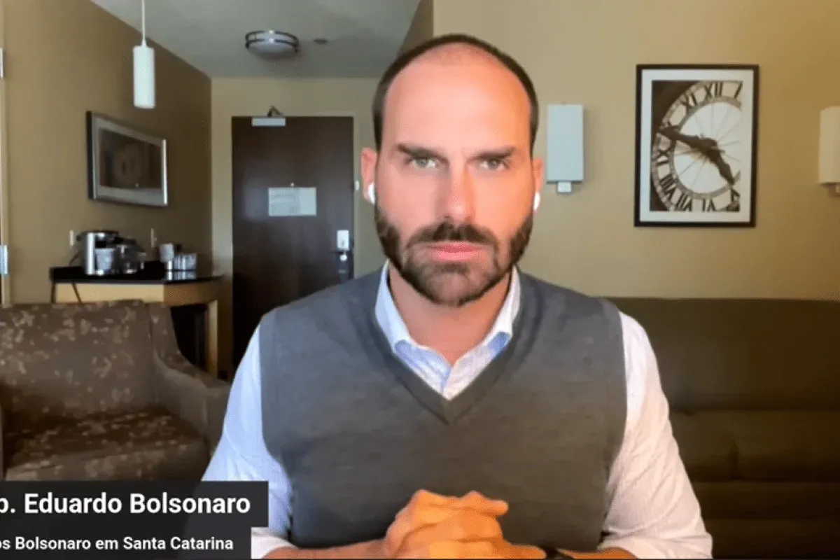 Eduardo volta a atacar Tarcísio: “Candidato que Moraes quer”