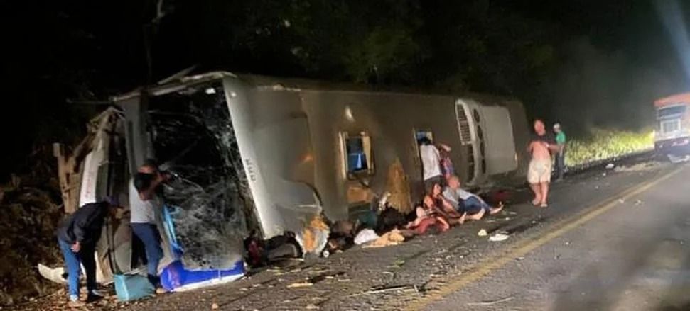 Número de mortos em acidente na BR-423 sobe para 16; vítimas eram da Bahia e Minas Gerais