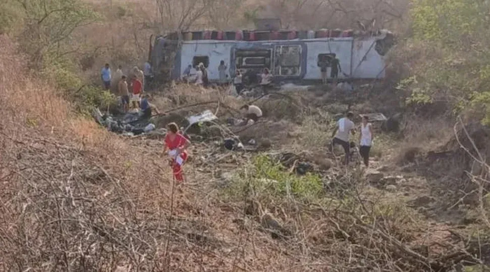 Ônibus com romeiros capota na AL-220, no Sertão de Alagoas, e deixa mortos e feridos