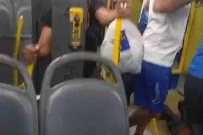 Torcedores do CSA relatam pânico em ônibus após confusão no Rei Pelé