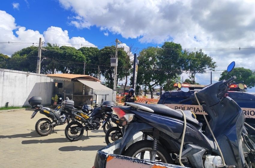 Mulher é presa com motoneta roubada e CNH vencida há cinco anos na Jatiúca