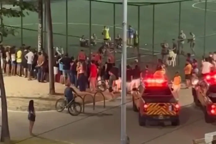 Homem morre após mal súbito durante jogo de futebol na orla de Maceió