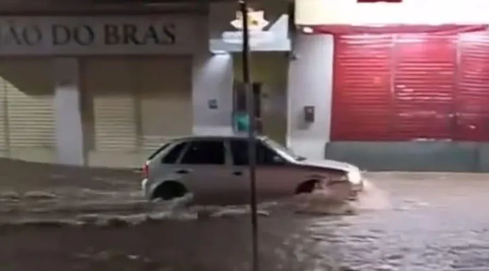 Palmeira dos Índios sofre com alagamentos após chuva intensa e rápida