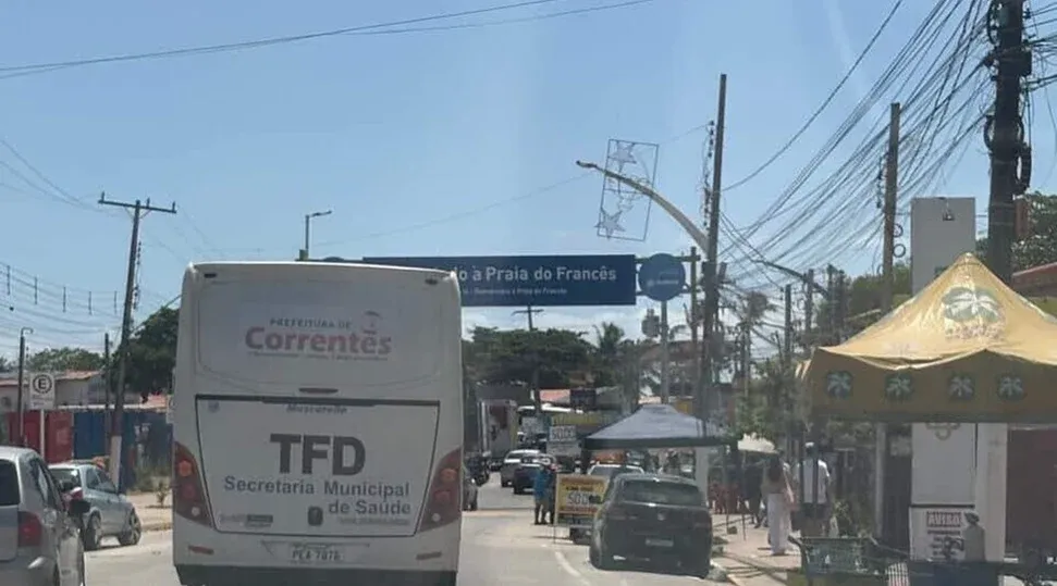 Ônibus da Secretaria de Saúde de Correntes (PE) é visto circulando na Praia do Francês, em Alagoas